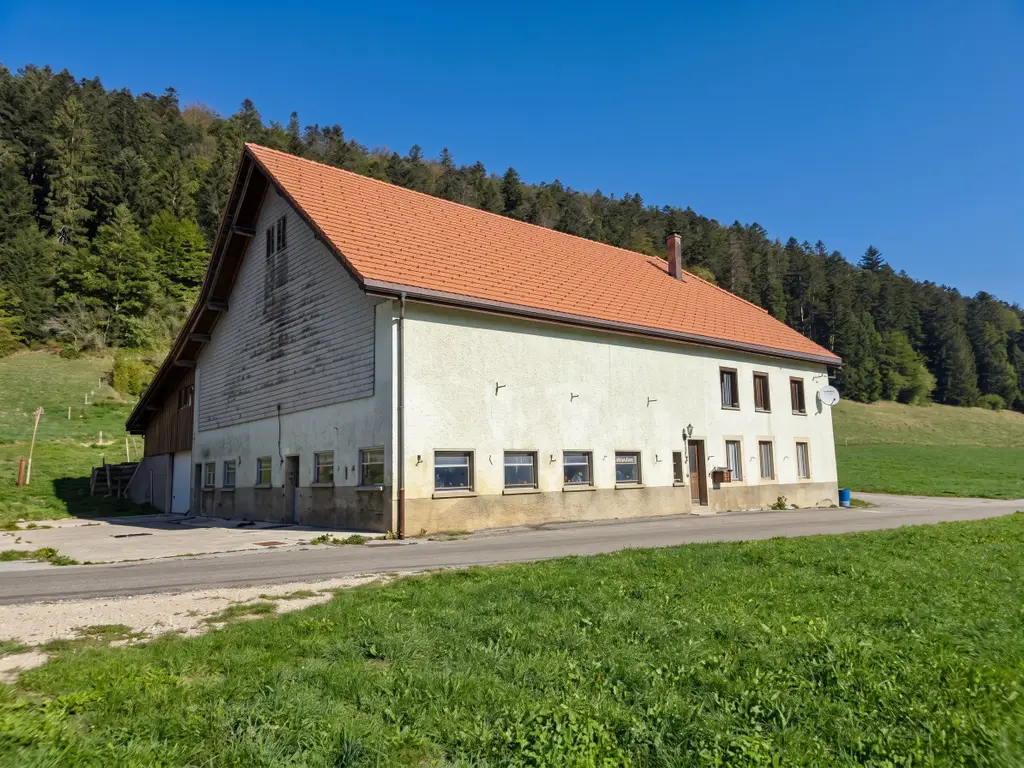 Ferme aux volumes généreux – Combe-Pellaton