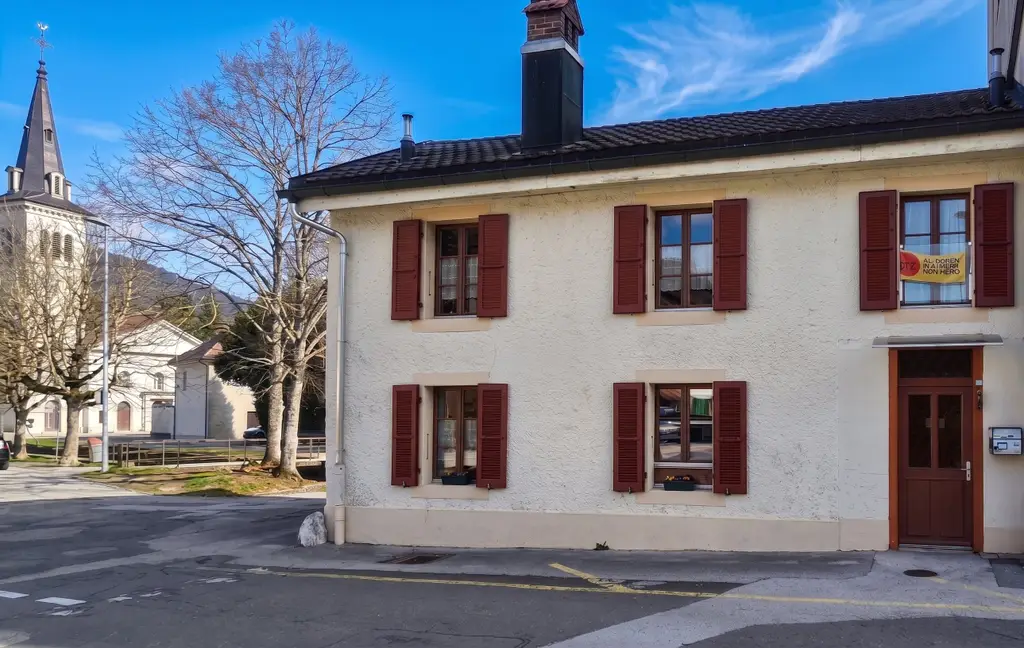 Charmante maison villageoise contiguë à Fleurier.