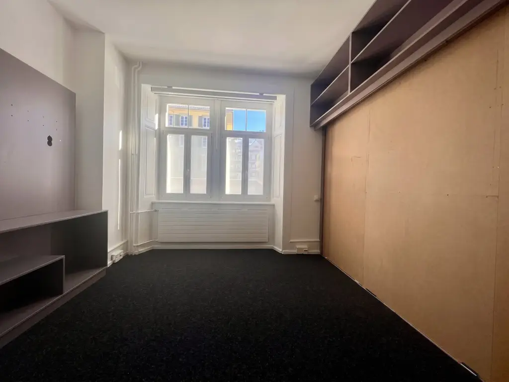 Faites une offre pour ce très bel Immeuble mixte, avec 14 garages et 18 places de parc