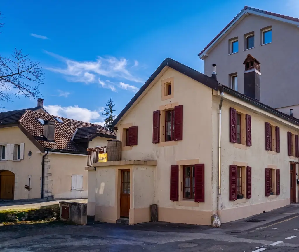 Charmante maison villageoise contiguë à Fleurier.