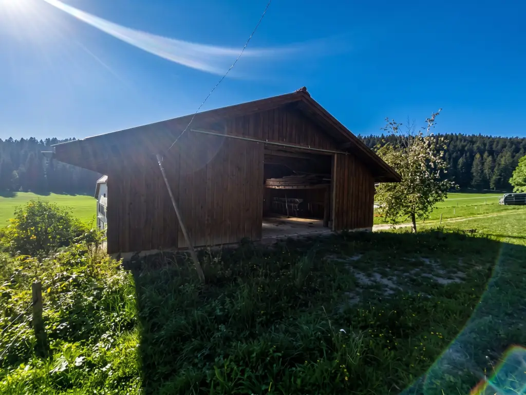 Ferme aux volumes généreux – Combe-Pellaton