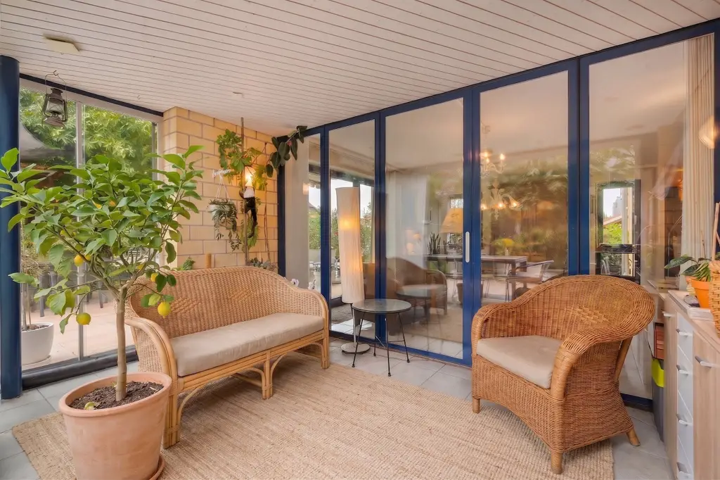 Villa individuelle de 6 pièces avec grand jardin arborisé et piscine   – à Payerne