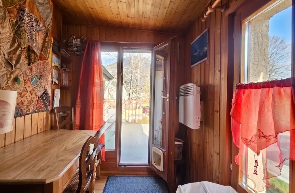 Charmante maison villageoise contiguë à Fleurier.