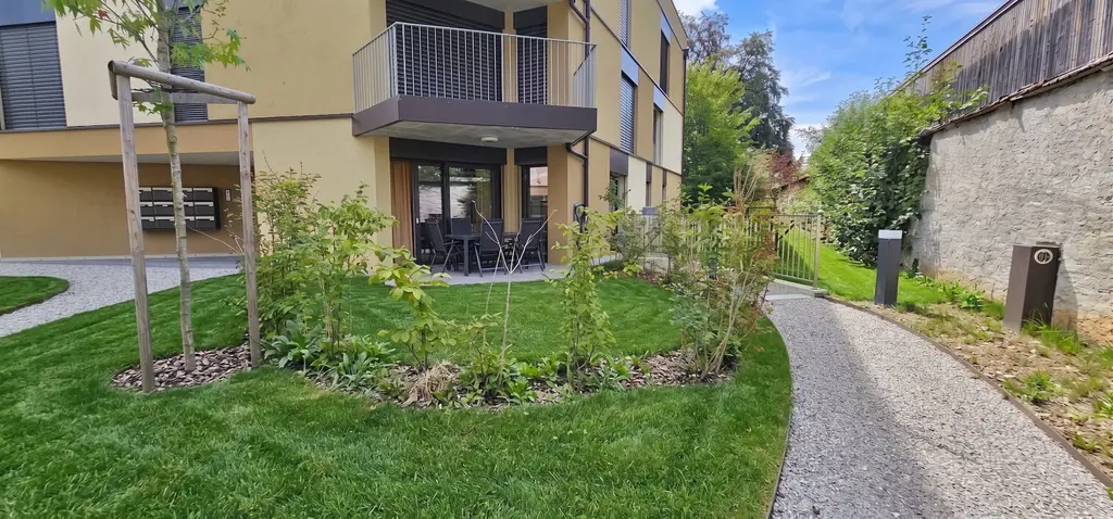 Joli appartement de 2,5 pièces avec terrasses et jardin à Couvet