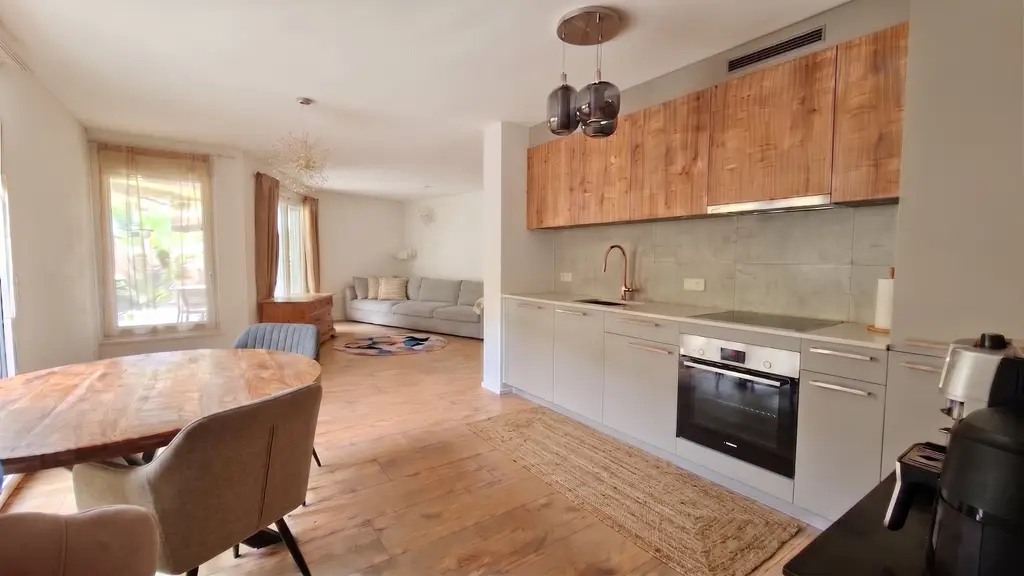 Joli appartement de 2,5 pièces avec terrasses et jardin à Couvet