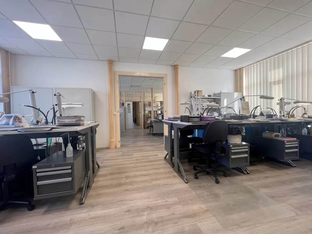 Faites une offre pour ce très bel Immeuble mixte, avec 14 garages et 18 places de parc