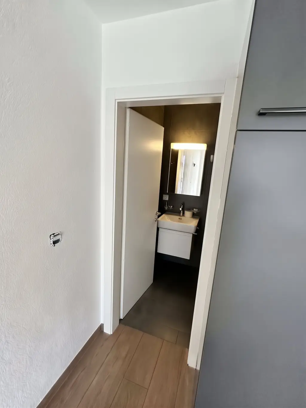 Studio moderne à Sion avec balcon, cave et place de parc
