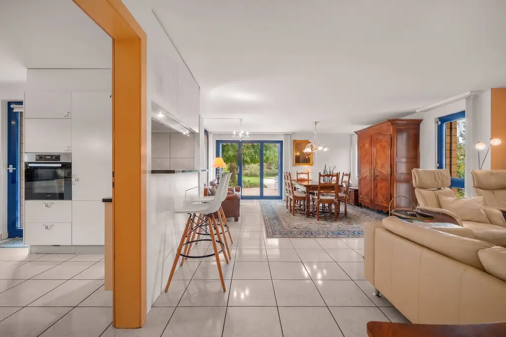 Très belle villa individuelle de 6 pièces, lumineuse et spacieuse, avec grand jardin et piscine chauffée  – à Payerne