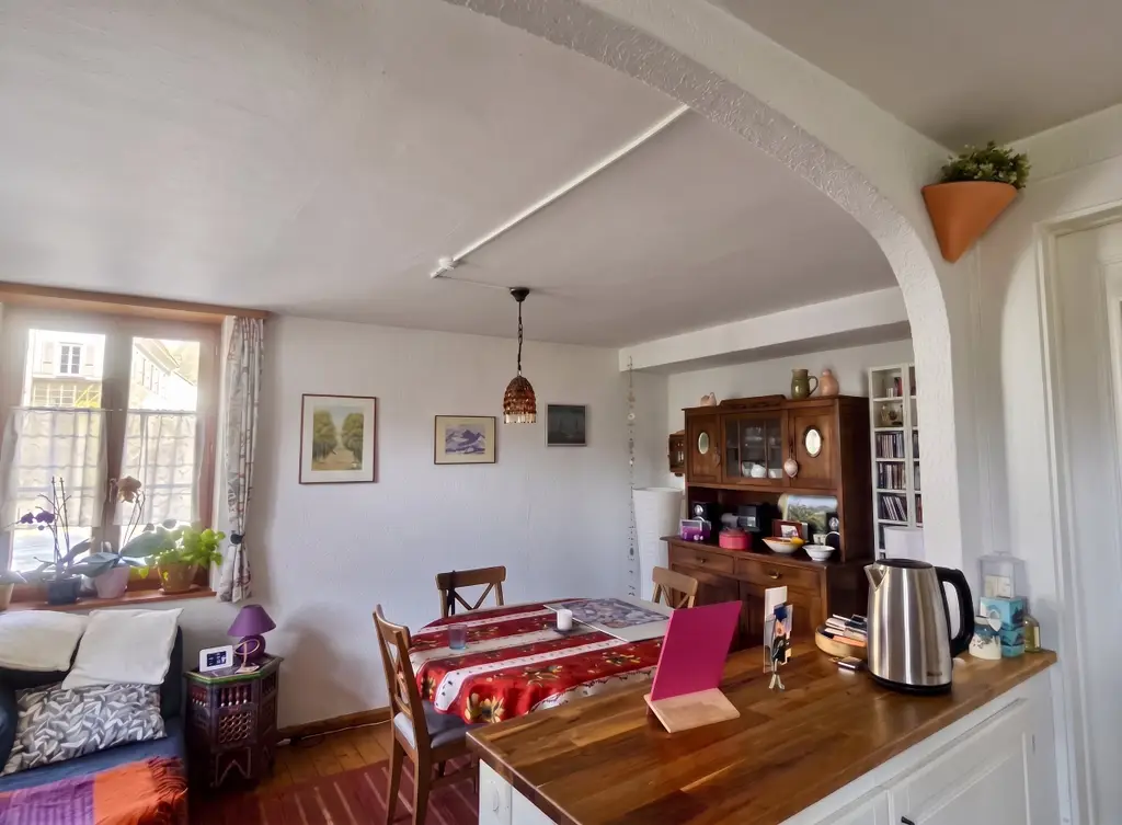 Charmante maison villageoise contiguë à Fleurier.