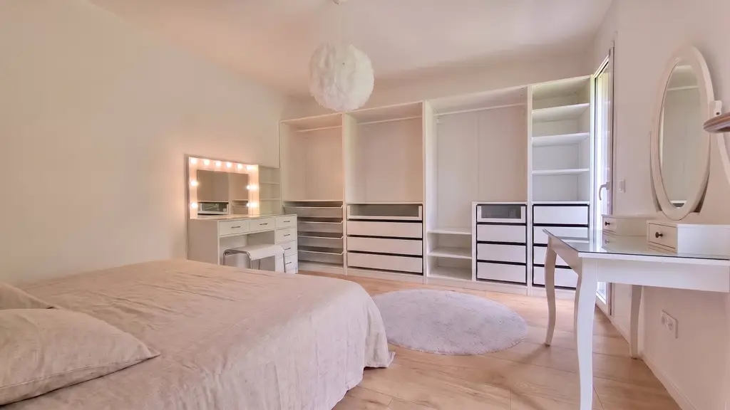 Joli appartement de 2,5 pièces avec terrasses et jardin à Couvet