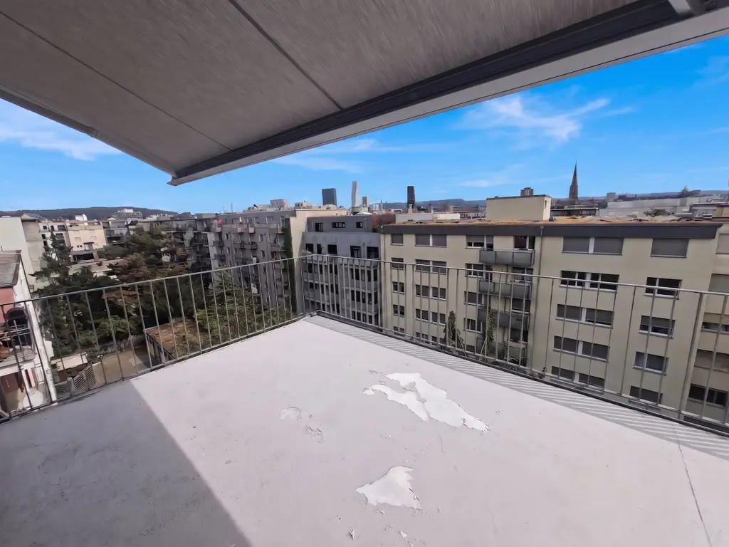 Helle 5-Zimmer Attikawohnung mit Blick in Basel zur Miete
