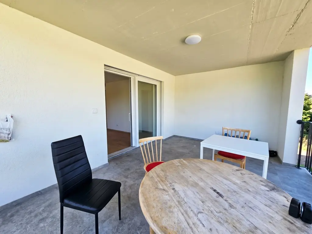 Neuwertig mit grossem Balkon, unverbaubarer Aussicht