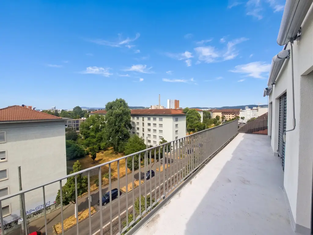 Helle 5-Zimmer Attikawohnung mit Blick in Basel zur Miete