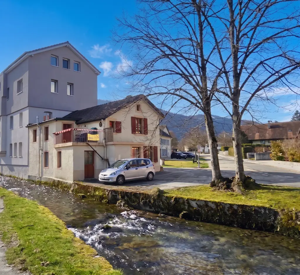 Charmante maison villageoise contiguë à Fleurier.