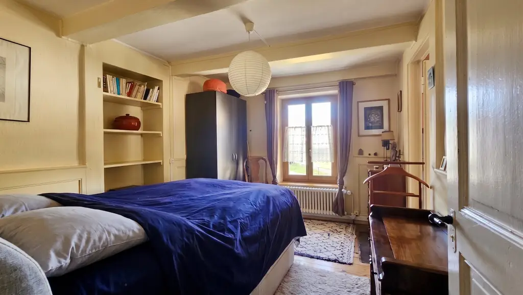Charmante maison villageoise contiguë à Fleurier.