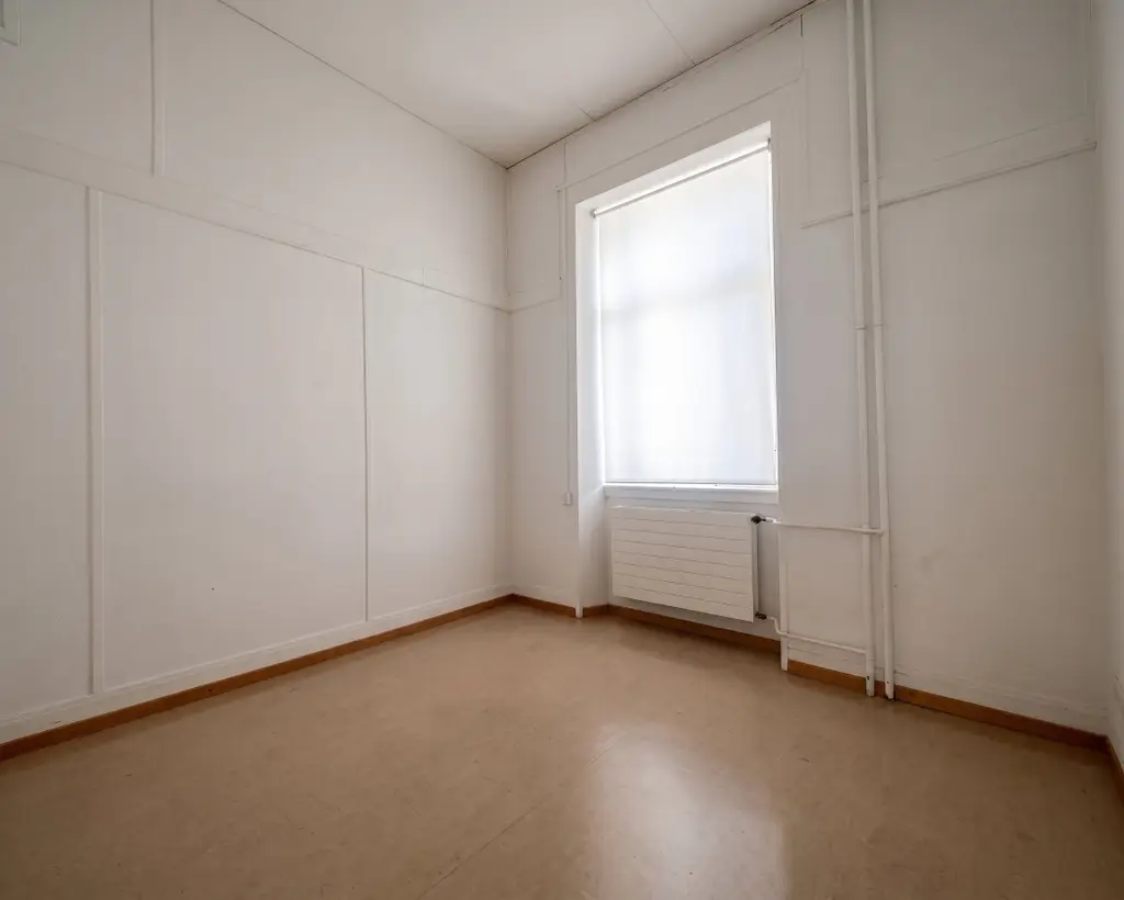 Faites une offre pour ce très bel Immeuble mixte, avec 14 garages et 18 places de parc