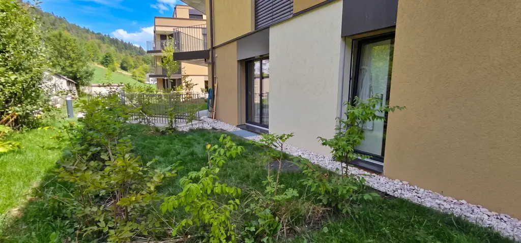 Joli appartement de 2,5 pièces avec terrasses et jardin à Couvet