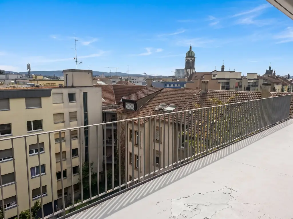 Helle 5-Zimmer Attikawohnung mit Blick in Basel zur Miete