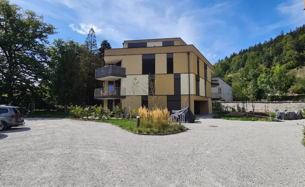 Joli appartement de 2,5 pièces avec terrasses et jardin à Couvet