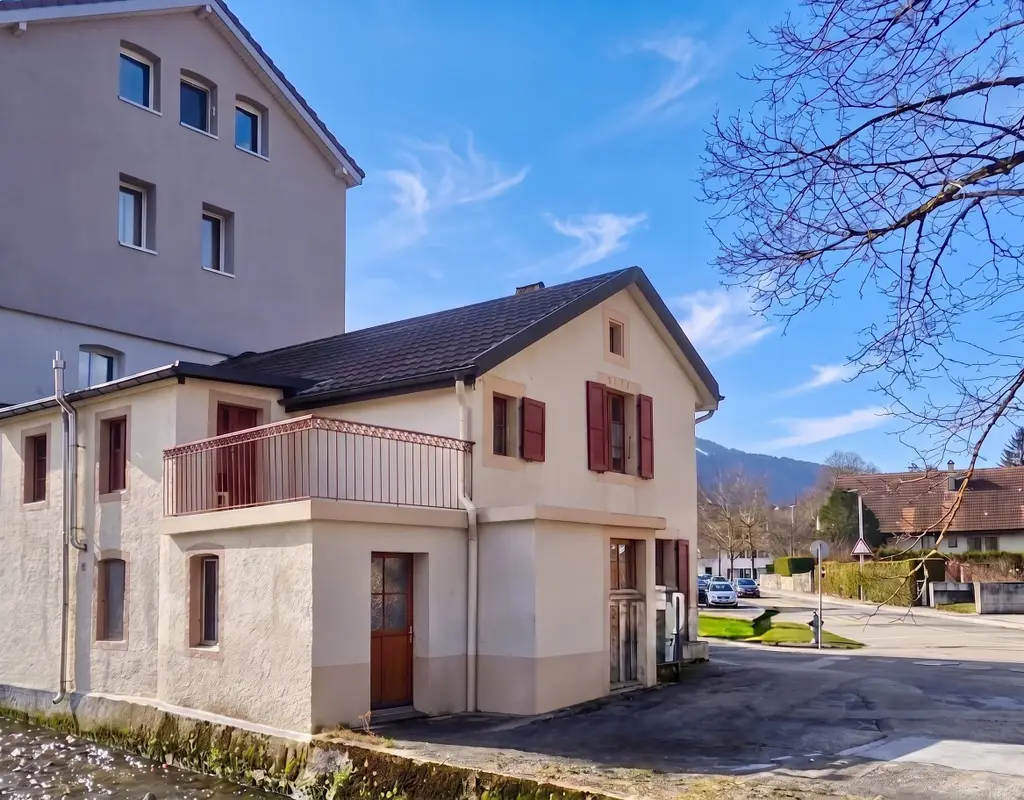 Charmante maison villageoise contiguë à Fleurier.