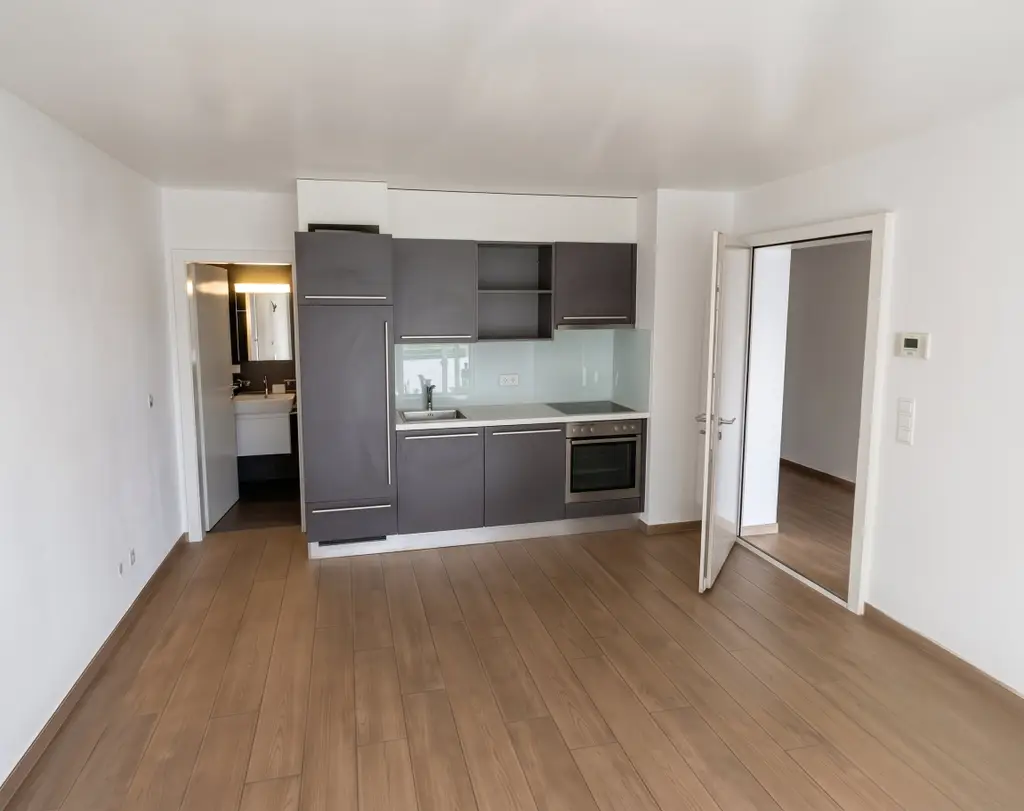 Studio moderne à Sion avec balcon, cave et place de parc