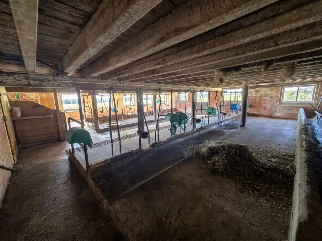 Ferme aux volumes généreux – Combe-Pellaton