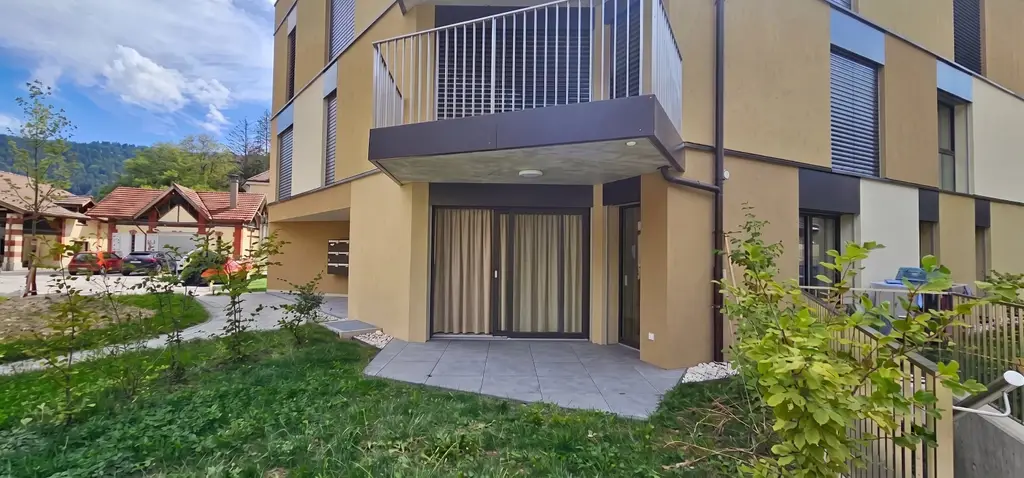 Joli appartement de 2,5 pièces avec terrasses et jardin à Couvet