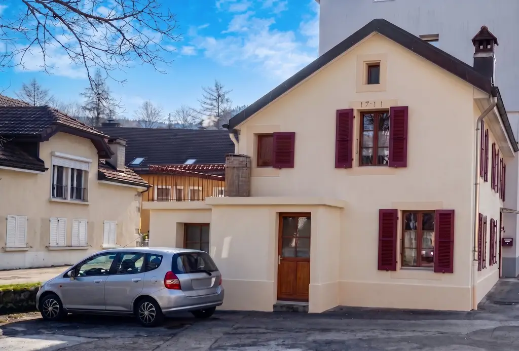Charmante maison villageoise contiguë à Fleurier.