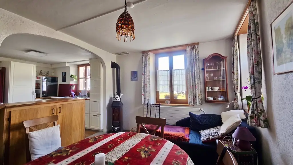 Charmante maison villageoise contiguë à Fleurier.