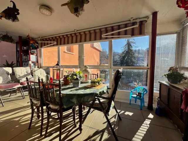 Bel appartement de 4,5 pièces avec véranda – Emplacement calme et ensoleillé