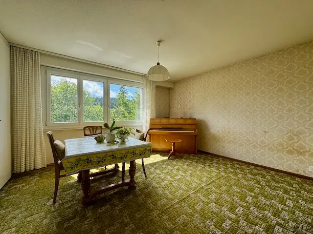 Appartement  lumineux de 6 pièces avec cheminée, loggia, balcon et vue sur la ville et la campagne 