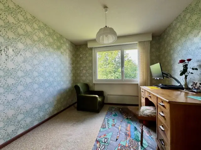 Appartement  lumineux de 6 pièces avec cheminée, loggia, balcon et vue sur la ville et la campagne 