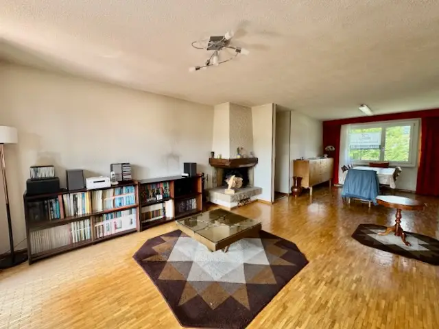 Appartement  lumineux de 6 pièces avec cheminée, loggia, balcon et vue sur la ville et la campagne 