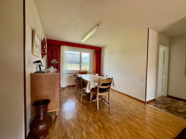 Appartement  lumineux de 6 pièces avec cheminée, loggia, balcon et vue sur la ville et la campagne 