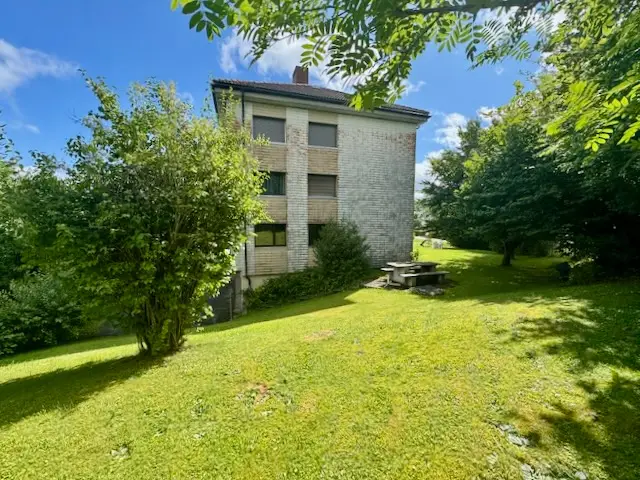 Appartement  lumineux de 6 pièces avec cheminée, loggia, balcon et vue sur la ville et la campagne 