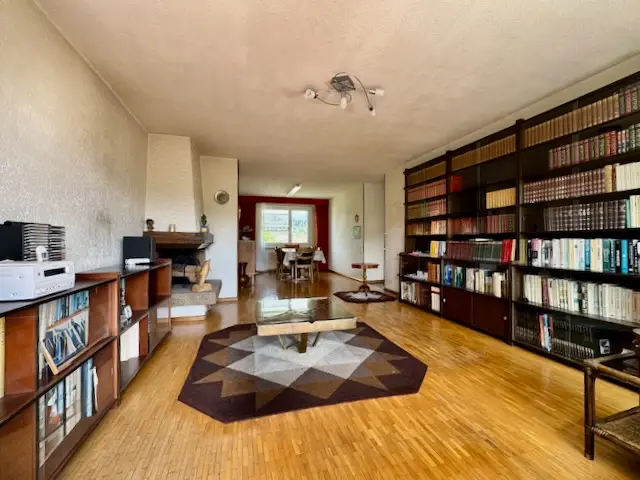 Appartement  lumineux de 6 pièces avec cheminée, loggia, balcon et vue sur la ville et la campagne 