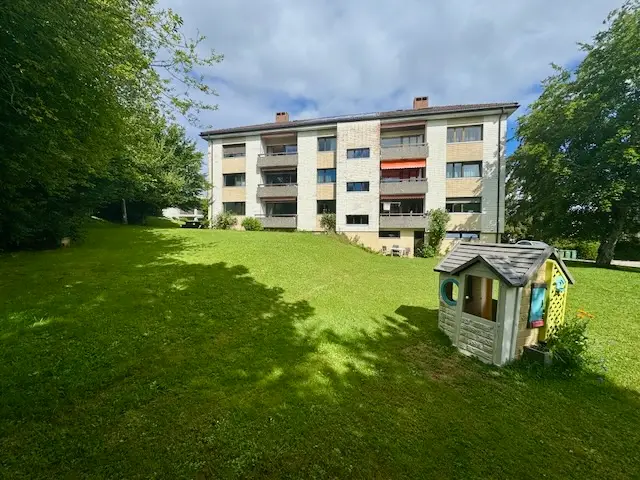 Appartement  lumineux de 6 pièces avec cheminée, loggia, balcon et vue sur la ville et la campagne 