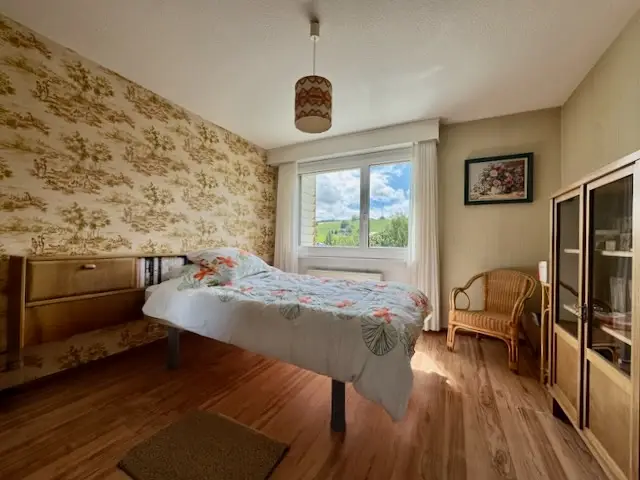 Appartement  lumineux de 6 pièces avec cheminée, loggia, balcon et vue sur la ville et la campagne 