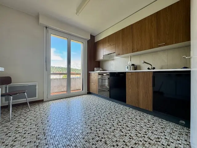 Appartement  lumineux de 6 pièces avec cheminée, loggia, balcon et vue sur la ville et la campagne 