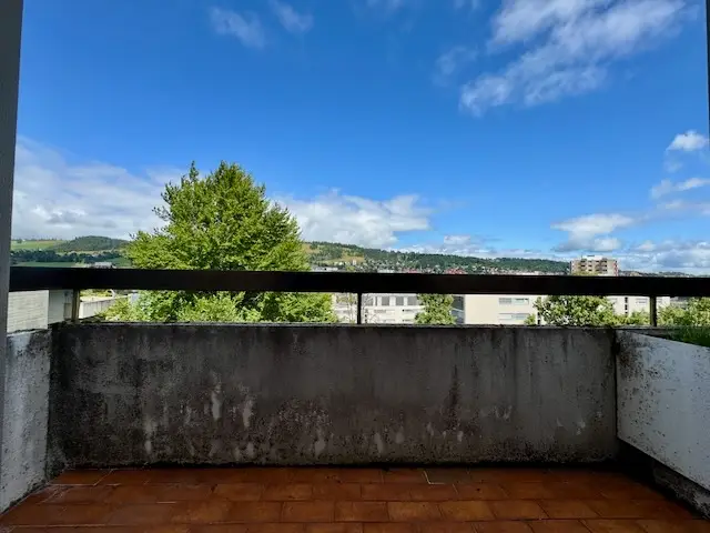 Appartement  lumineux de 6 pièces avec cheminée, loggia, balcon et vue sur la ville et la campagne 