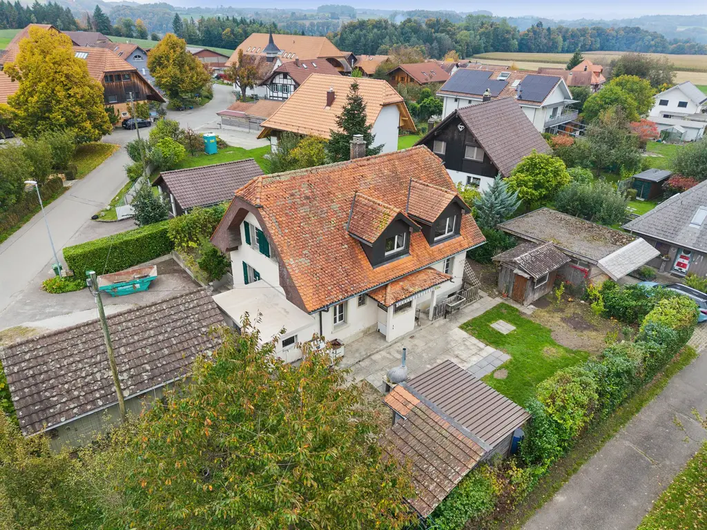 Charmantes Wohnhaus mit zwei Wohnungen und grossem Umschwung