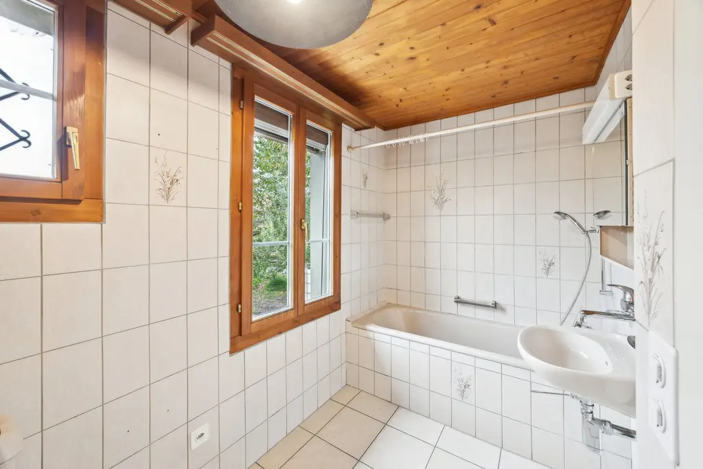 Charmantes Wohnhaus mit zwei Wohnungen und grossem Umschwung