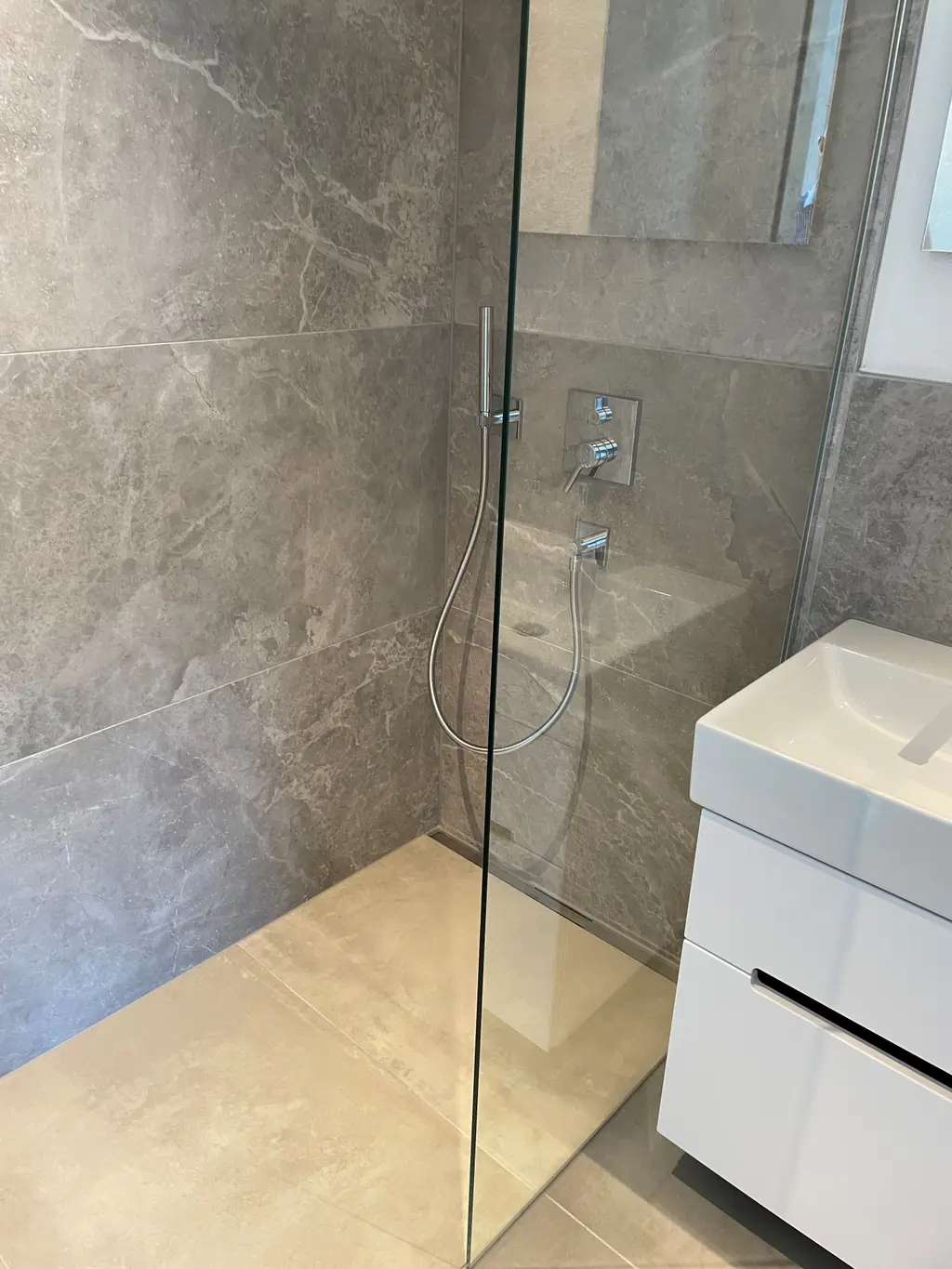 Exklusive neuwertige Wohnung mit Loggia