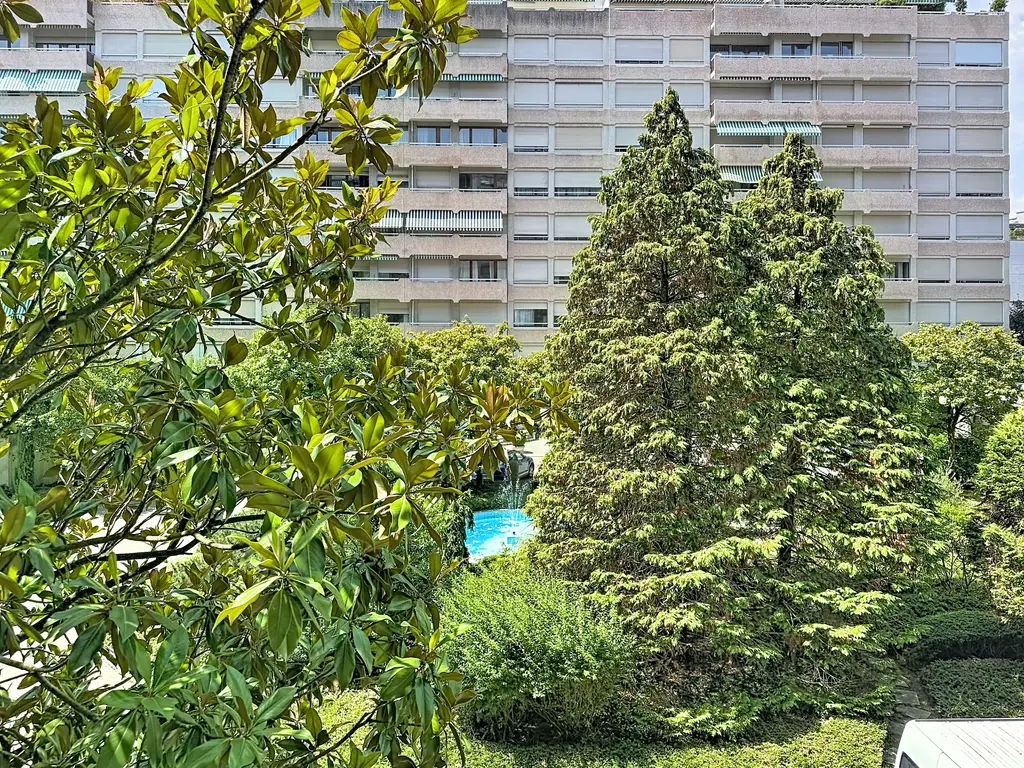 Un traversant qui respire, entre volume et lumière, à deux pas du Parc Bertrand