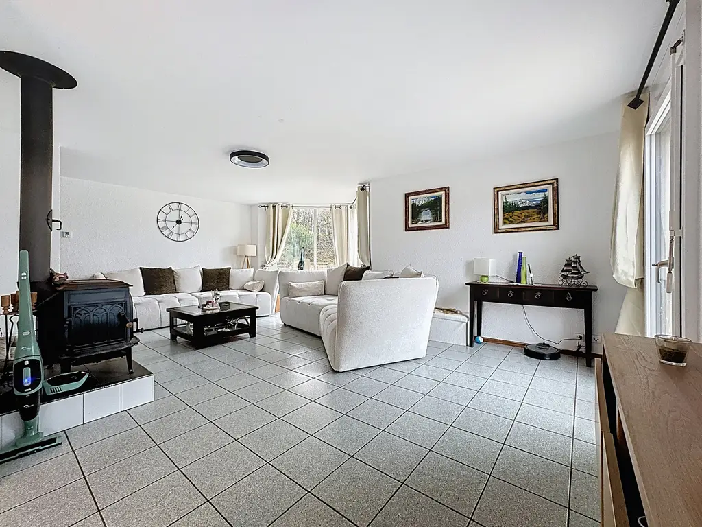 Maison individuelle d’exception – Autonomie énergétique, volumes généreux et cadre idyllique