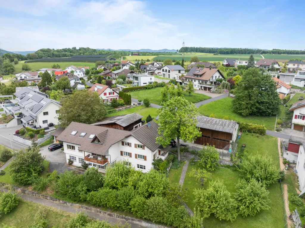 Geräumiges Familienhaus mit zwei zugebauten Wohnungen, diversen Hobby-, Einstell- und Lagermöglichkeiten inkl. Baulandparzelle