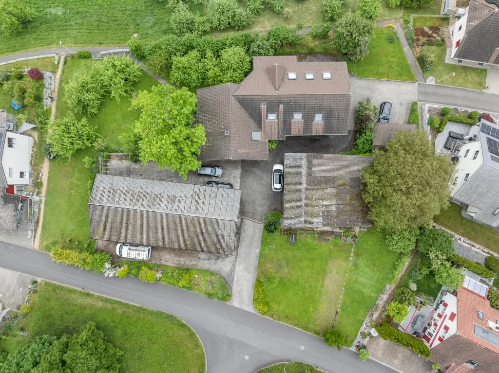 Geräumiges Familienhaus mit zwei zugebauten Wohnungen, diversen Hobby-, Einstell- und Lagermöglichkeiten inkl. Baulandparzelle