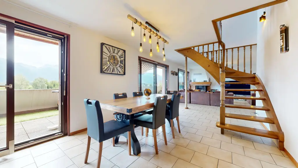 Duplex de 4,5 pièces en attique