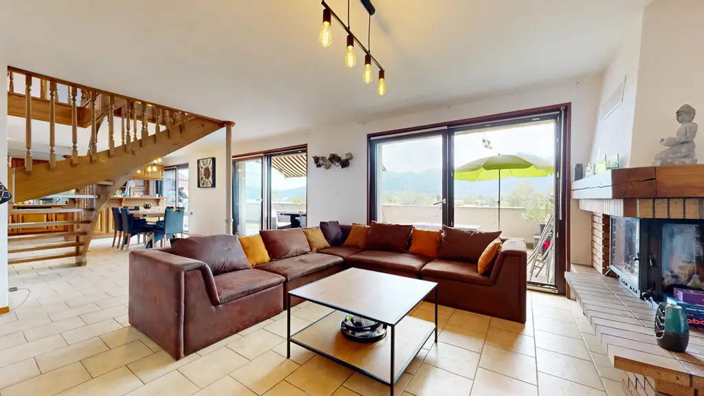 Duplex de 4,5 pièces en attique
