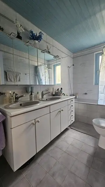 Chaleureuse maison, dans un agréable quartier résidentiel, garage double, places de parc